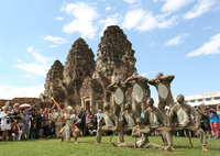 Keine Veränderung an der Spitze: Bangkok ist und bleibt das beliebteste Flugreiseziel der Deutschen. Das Foto zeigt das Monkey Buffet Festival, aufgenommen am 27. November 2016 in der "Affenstadt" Lopburi im Norden der thailändischen Hauptstadt.