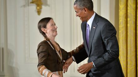 Barack Obama überreicht die National Medal of Arts 2014 an Meredith Monk 