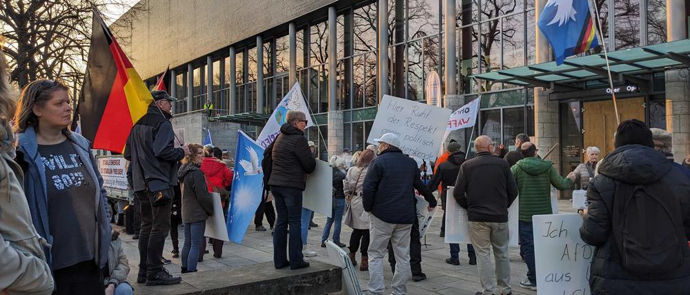 Bei einer Bürgerveranstaltung in Frankfurt an der Oder demonstrieren wütende Menschen.
