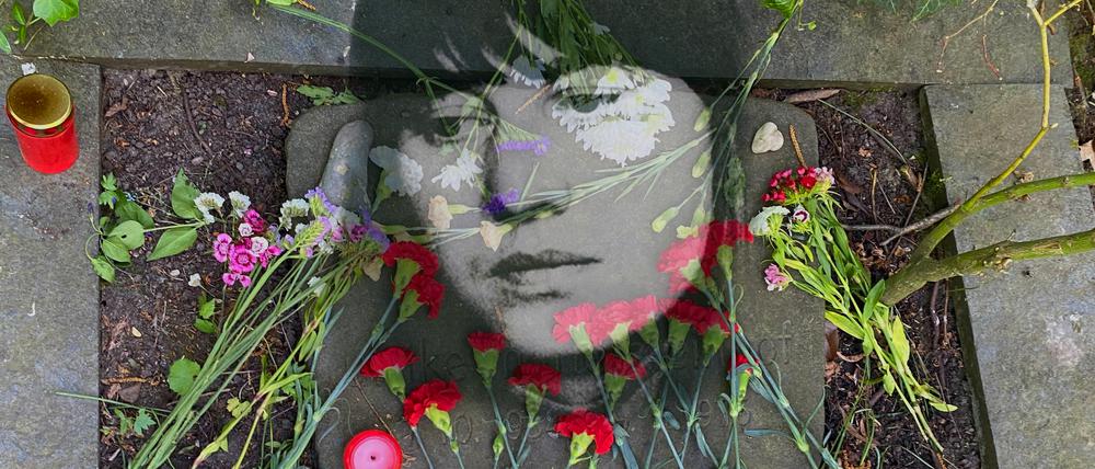 Collage von Ulrike Meinhofs Gesicht und ihrem Grab.