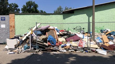 Vor dem Grundstück in der Moosstraße in Berlin-Niederschöneweide häuft sich der Müll