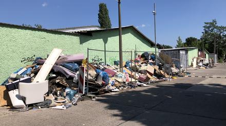 Vor dem Grundstück in der Moosstraße 56-58 in Berlin-Niederschöneweide stapelt sich der Müll