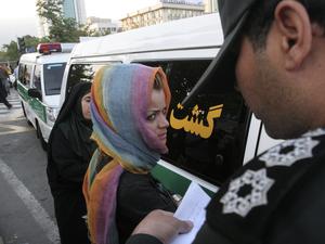 Unter strenger Aufsicht: Wer in Irans Straßen kein Kopftuch trägt, dem drohen schnell drakonische Strafen.