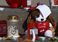 Nachbarn des ermordeten Elias haben vergangenen November in der Nähe von dessen Wohnung im Potsdamer Stadtteil "Am Schlaatz" Plüschtiere und Kerzen zum Gedenken aufgestellt.
