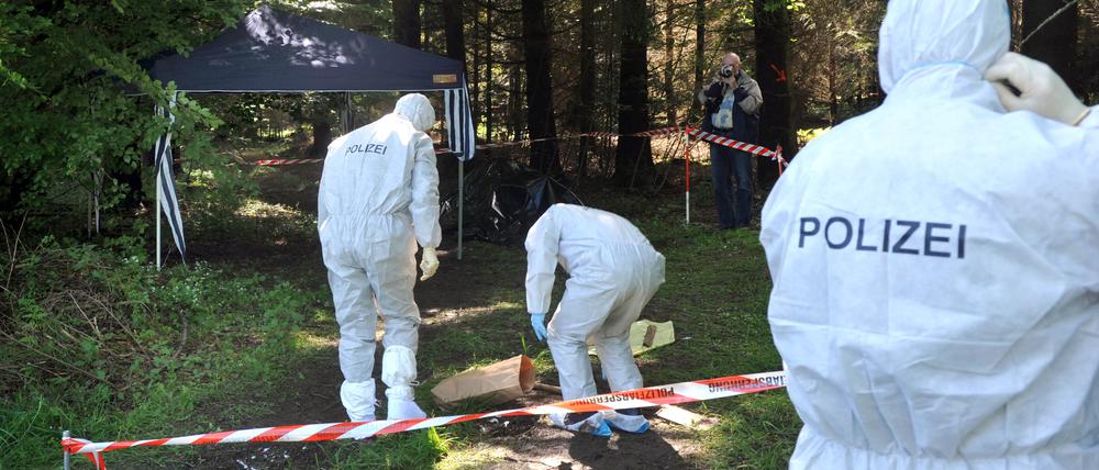 Kriminalbeamte untersuchen bei Heidenheim-Nietheim den Waldboden (Archivbild von 2010).