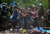 Flüchtlinge durchbrechen eine Polizeisperre an der griechisch-mazedonischen Grenze. Seit Tagen mussten Menschen im Niemandsland zwischen den beiden Ländern ausharren.