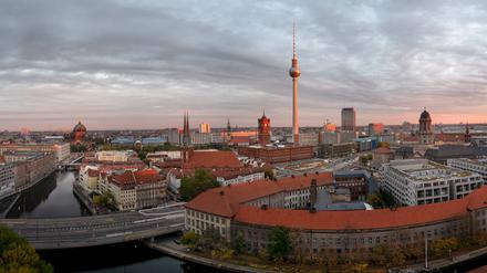 Morgenstimmung mit Sonnenaufgang im Zentrum von Berlin-Mitte.