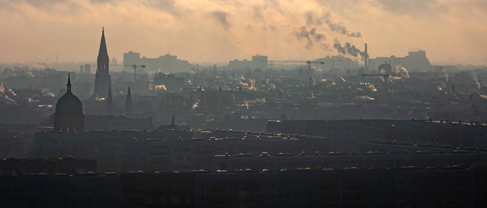 Morgenstimmung über Berlin Kreuzberg. Emissionen durch Wärmeerzeugung. 28.11.2021