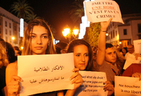 Menschen in Marokko versammeln sich vor dem Gerichtsgebäude um für die zwei Frauen zu demonstrieren, die wegen zu kurzer Kleidung angeklagt sind.