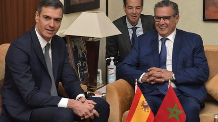 Die Laune ist wieder gut: Marokkos Premier Aziz Akhannouch (re.) mit seinem spanischen Amtskollegen Pedro Sanchez in Rabat.