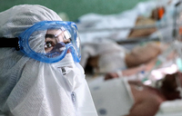 Eine Krankenschwester auf der Intensivstation einer Moskauer Klinik. Vielerorts kritisieren Mediziner jedoch fehlende Schutzausrüstung. 