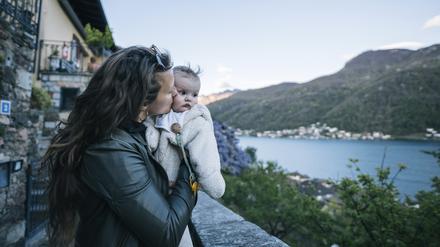 Mit dreineinhalb Monaten müssen sich viele Schweizer Babys von ihren Müttern trennen. Die müssen dann wieder arbeiten, die Kinder kommen in die Krippe.