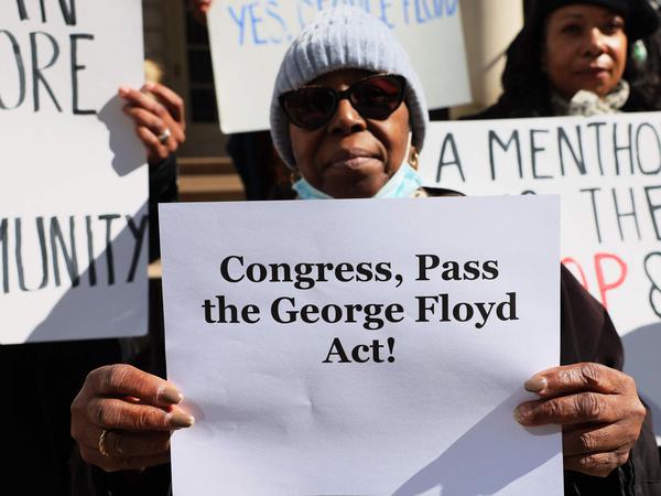 Menschen demonstrieren für den George Floyd Policing Act und gegen das Verbot von Mentholprodukten am 9. März 2023 in New York. 