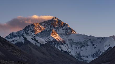 Der höchste Berg der Welt, der Mount Everest. 