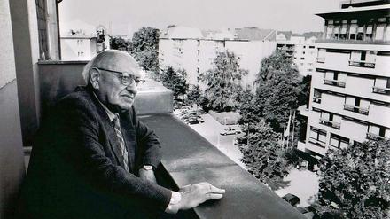 Blick zurück: Marcel Reich-Ranicki 1999 bei einem Berlin-Besuch auf einem Balkon in seinem Wohnhaus von 1934 bis 1938 in der Güntzelstraße 53 in Wilmersdorf.