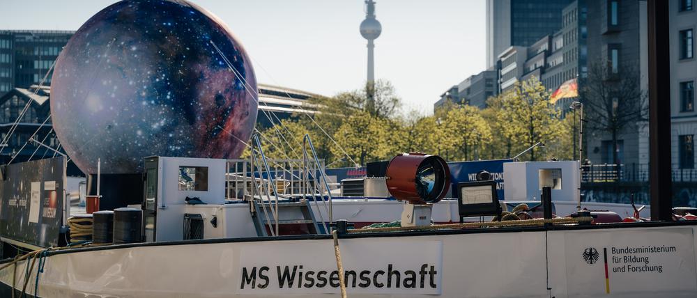 Die MS Wissenschaft am Spreeufer. Von Berlin aus wird das Schiff eine Reise quer durch etliche Bundesländer bis nach Österreich antreten.