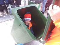 Nachdem Bibian Mentel-Spee das erste Snowboard-Gold holte, setzte sich ihr Sohn in eine von den Fans mitgebrachte Mülltonne, um sie zu überraschen.