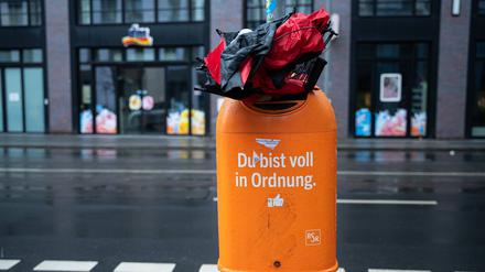 Ein überfüllter Mülleimer. In Berlin bleibt wegen des Warnstreiks vielerorts der Müll liegen. (Symbolfoto)