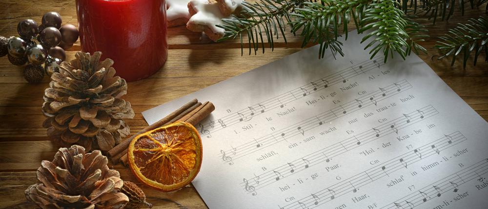 Musiknoten liegen neben weihnachtlicher Dekoration.