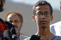 Der 14-Jährige Ahmed Mohamed bei einer Pressekonferenz am Mittwoch. Seine selbstgebaute Uhr wurde mit einer Bombe verwechselt. Nun wurde er von Barack Obama ins Weiße Haus eingeladen.
