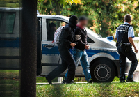 Die beschuldigten Männer sollen der Hooligan-, Skinhead- und Neonazi-Szene im Raum Chemnitz angehören.