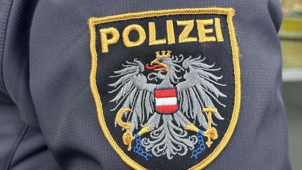Das Emblem der österreichischen Polizei auf einer Uniform. 