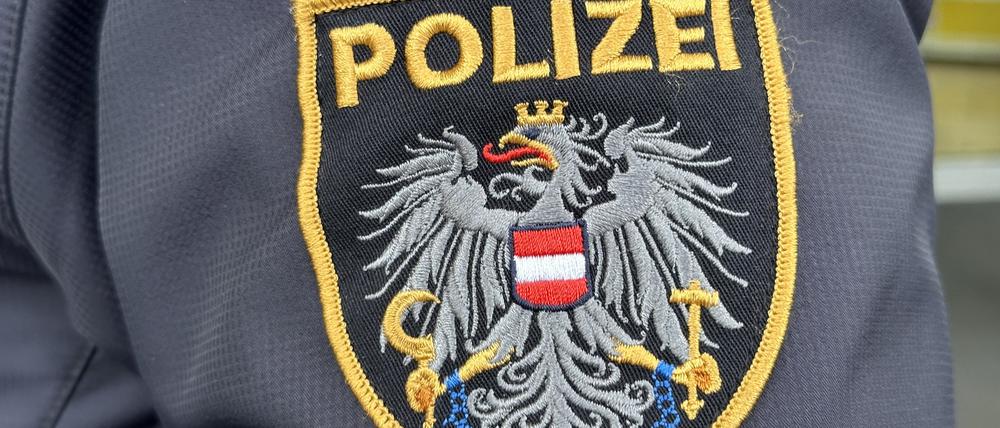 Das Emblem der österreichischen Polizei auf einer Uniform. 