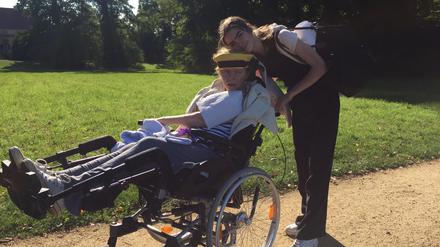 Lara Kokott mit ihrer Mutter Christine, die unheilbar an ALS erkrankt ist und zu keiner Priorisierungsgruppe beim Impfen gehört.