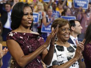 First Lady Michelle Obama (l) und ihre Mutter Marian Robinson reagieren auf die Rede von Admiral a.D. Nathman. Die ehemalige amerikanische First Lady Michelle Obama trauert um ihre Mutter. Marian Robinson starb am Freitag im Alter von 86 Jahren, wie ihre Tochter auf der Online-Plattform X bekanntgab. 