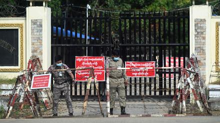 Beamte des Sicherheitsdienstes bereiten sich auf die Entlassung von Häftlingen vor dem Insein-Gefängnis in Rangun vor.