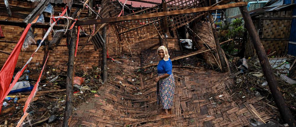 Eine Frau der Rohingya in ihrer zerstörten Unterkunft im Flüchtlingslager in Sittwe.