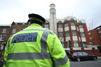 Ein Polizist steht in London gegenüber der Finsbury Park Moschee.