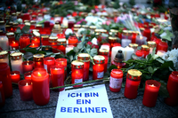 Blumen und Kerzen am Ort des Anschlags an der Gedächtniskirche.