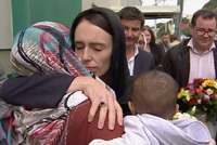 Die Premierministerin tröstet eine Frau während ihres Besuchs der Kilbirnie-Moschee in Christchurch..