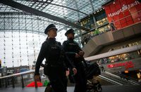 Sicherheitsvorkehrungen: Beamte der Bundespolizei patrouillieren auf dem Berliner Hauptbahnhof.