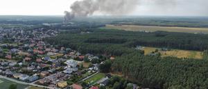 Rauch steigt auf bei einem Brand in einem Chemielager. Nach einem Großbrand von Chemieabfällen in Westpolen nahe der deutschen Grenze hat Umweltministerin Moskwa Entwarnung für die Bevölkerung gegeben. 