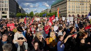 Nach dem Angriff auf den SPD-Europaabgeordneten Ecke findet vor dem Brandenburger Tor eine Solidaritätskundgebung statt. Der Europaabgeordnete Ecke war beim Plakatieren im Dresdner Stadtteil Striesen angegriffen und schwer verletzt worden.