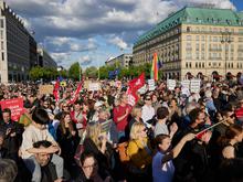 Nach Angriff auf SPD-Politiker Matthias Ecke: Mehr als 1000 Menschen demonstrieren in Berlin am Brandenburger Tor...