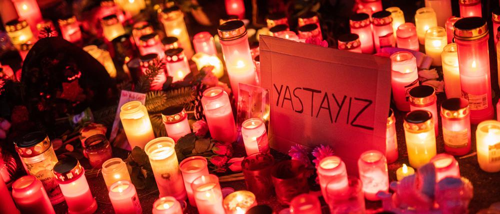 Gemeinsam trauern: «Yastayiz» - Türkisch für «Wir trauern», steht zwischen zahlreichen Trauerkerzen in Illerkirchberg auf einem Schild geschrieben.