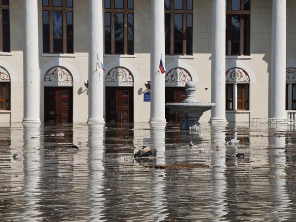 Überschwemmung in der Stadt Nowa Kachowka, die direkt neben dem Damm liegt. 