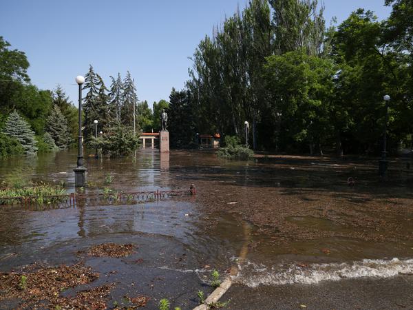 Hochwasser in Nowa Charkowa. Auch die russischen Verteidigungsstellungen sind betroffen.
