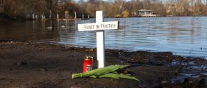 Nach dem Fund zweier Leichen im Weißen See sind an dem Fundort ein Kreuz, Blumen und eine Kerze aufgestellt.