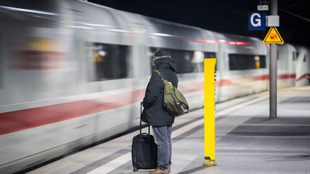 Reisende müssen auf der Strecke zwischen Köln und Frankfurt am Main am Freitag teils viel Geduld mitbringen.