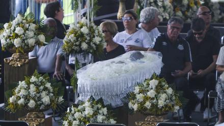 Der Sarg mit Pelés Leichnam wird von seiner Familie und seinen Freunden zum Vila Belmiro Stadion getragen. 