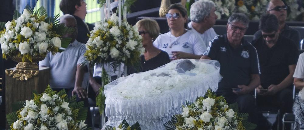 Der Sarg mit Pelés Leichnam wird von seiner Familie und seinen Freunden zum Vila Belmiro Stadion getragen. 