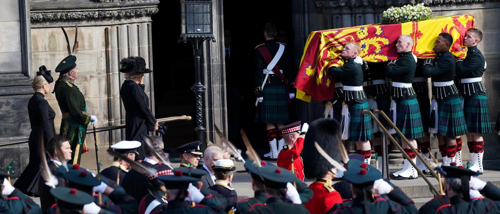 Der Sarg der Queen wird vom Palace of Holyroodhouse zur St. Giles Cathedral gebracht.
