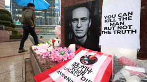 Beileidsbekundungen für den verstorbenen russischen Oppositionsführer Nawalny vor einem Denkmal mit einem Werk des verstorbenen russischen Dichters Puschkin.