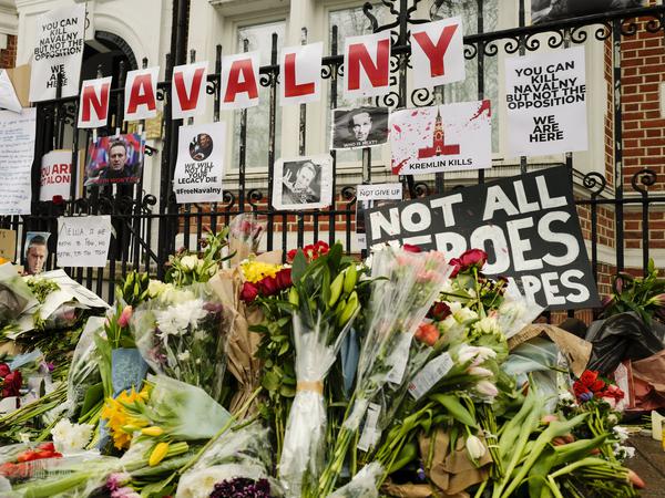 Vor der russischen Botschaft in London legen Menschen Blumen und Gedenkplakate für den verstorbenen Kremlgegner Alexej Nawalny ab.