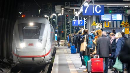Reisende steigen am Bremer Hauptbahnhof in einen Zug.
