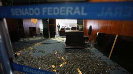 Der Eingang zum Büro des Senatspräsidenten ist am Tag nach der Stürmung des Kongresses durch Anhänger des ehemaligen brasilianischen Präsidenten Bolsonaro zerstört. 